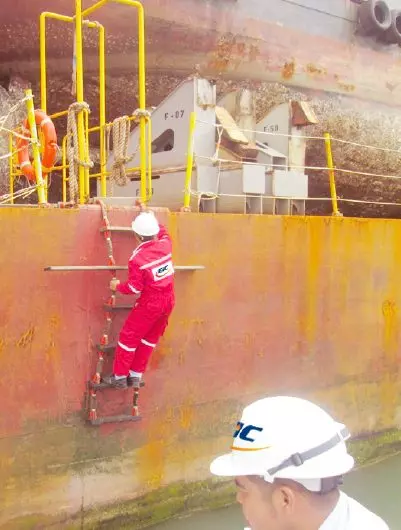 Hình ảnh giám định viên EIC đang làm việc giám định hàng hải trên tàu.