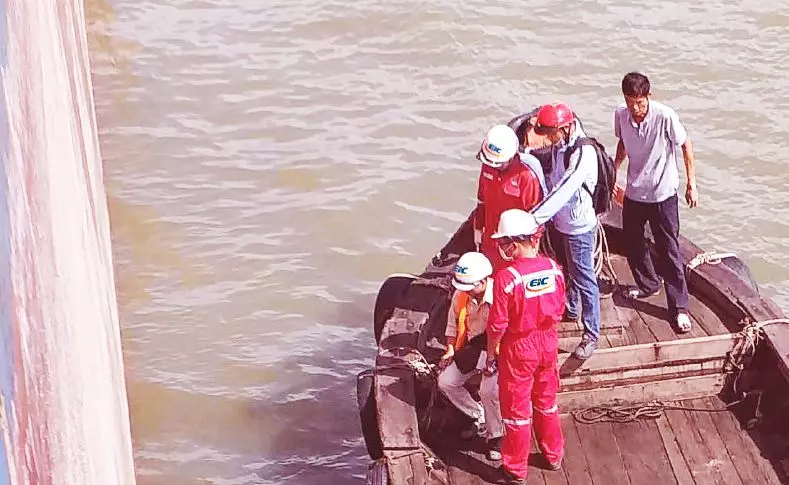 Hình ảnh giám định viên EIC làm việc ngoài dự án.