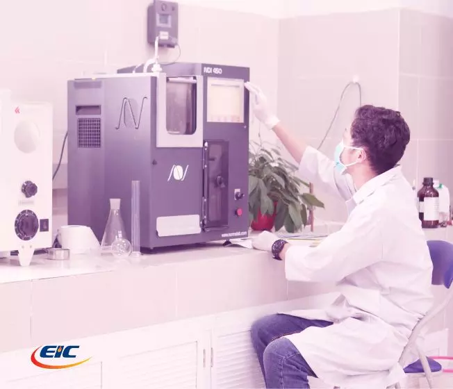 Hình ảnh nhân viên EIC trong phòng thí nghiệm giới thiệu dịch vụ giám định tổn thất hàng hoá của công ty EIC.