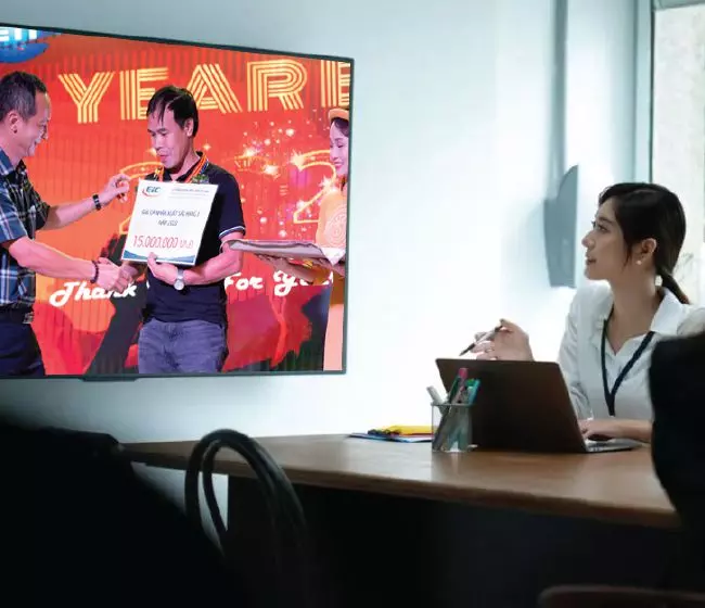 Hình ảnh trao giải cho nhân viên xuất sắc của Công ty Cổ phần Giám Định Năng Lượng Việt Nam (EIC).