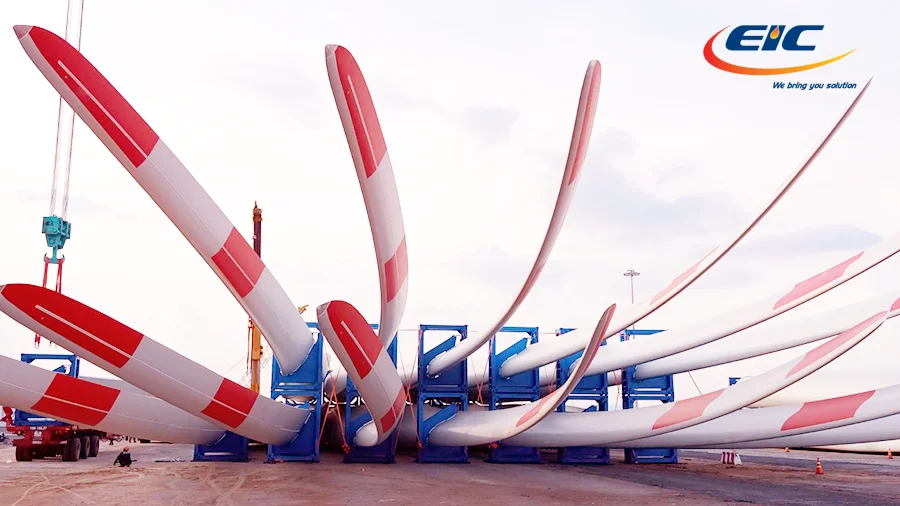 Hình ảnh các cánh quạt nằm trong bãi ở Long An.