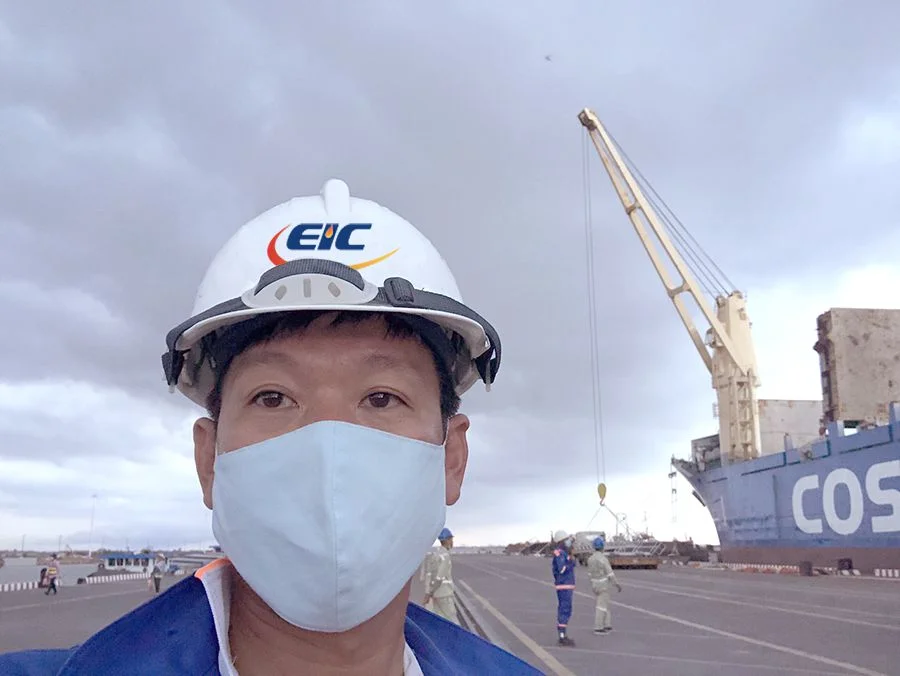 Hình ảnh giám định viên EIC chụp ảnh báo cáo công việc tại dự án.