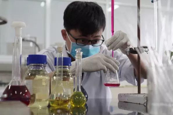 Hình ảnh kiểm định viên EIC làm việc trong phòng thí nghiệm.