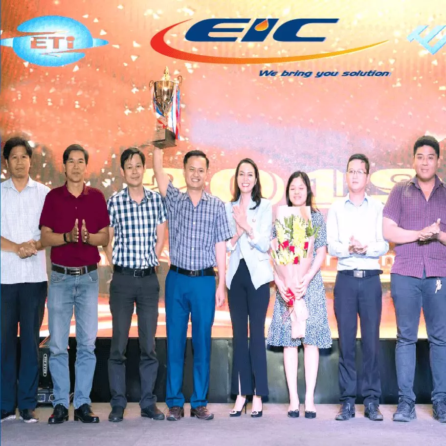 Hình ảnh trao giải cho các thành viên xuất sắc của Công ty Cổ phần Giám Định Năng Lượng Việt Nam (EIC).
