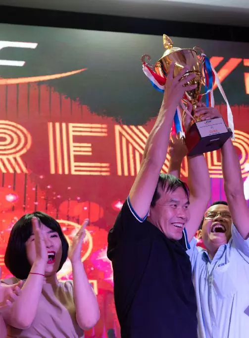 Hình ảnh trao giải cho các thành viên xuất sắc của Công ty Cổ phần Giám Định Năng Lượng Việt Nam (EIC).