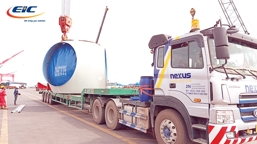 Hình ảnh xe chở thiết bị hạ xuống xà lan tại cảng Long An.