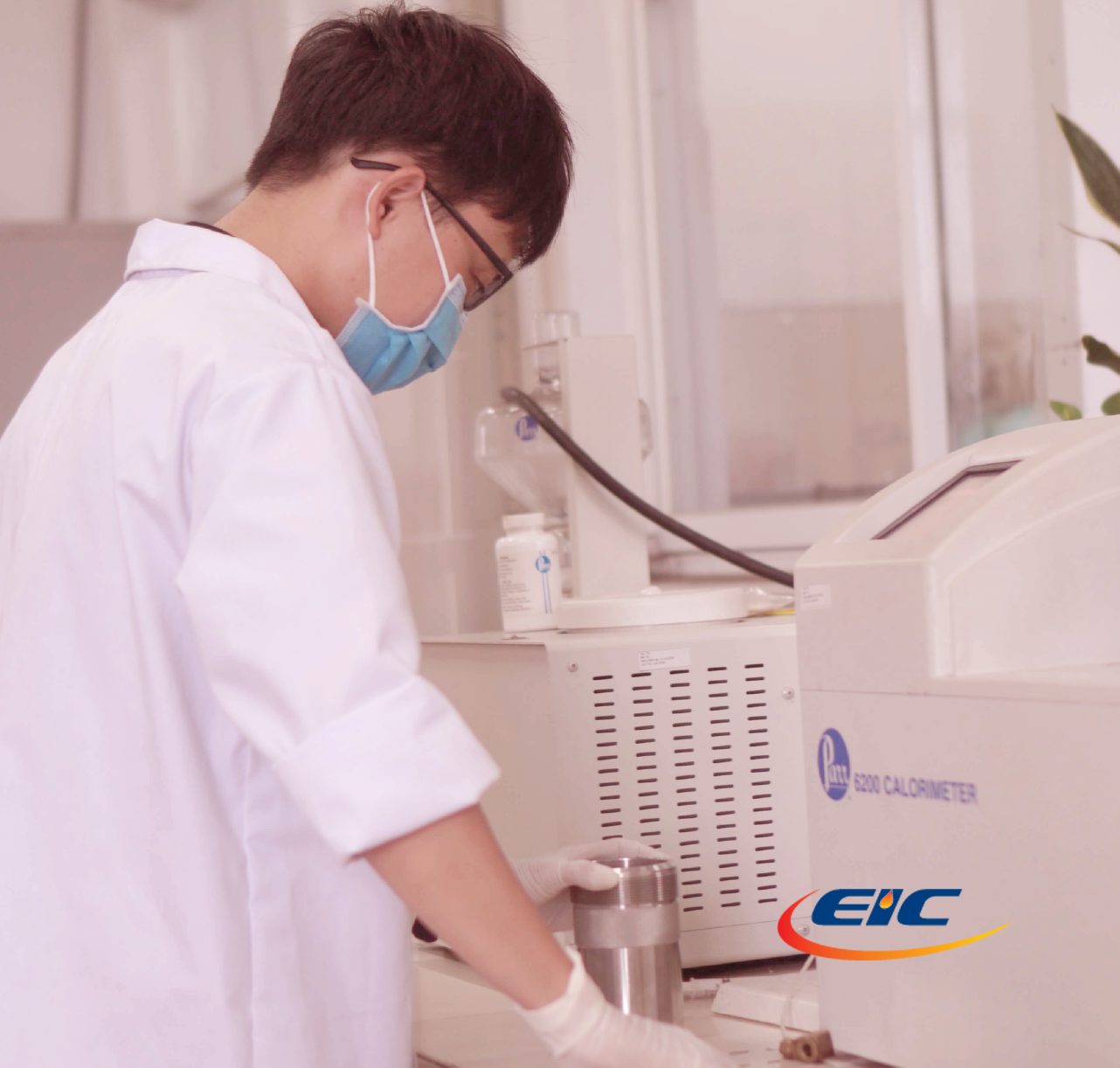 Hình ảnh kiểm định viên EIC làm việc trong phòng thí nghiệm.