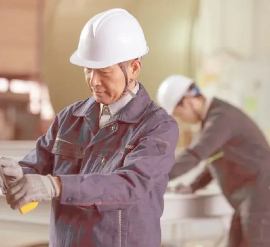 Hình ảnh giám định viên đang làm việc minh hoạ dịch vụ kiểm định, hiệu chuẩn các bồn/ bể, hệ thống tuyến ống của công ty EIC.