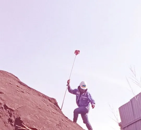 Hình ảnh giám định viên công ty EIC đang làm việc.