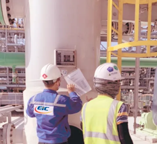 Hình ảnh giám định viên EIC đang làm việc giới thiệu dịch vụ kiểm định, hiệu chuẩn các bồn/ bể, hệ thống tuyến ống của công ty EIC.