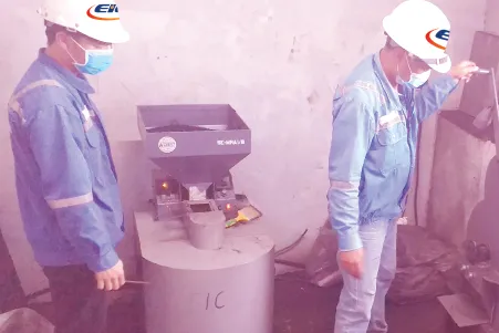 Hình ảnh hai giám định viên của công ty CP Giám Định Năng Lượng Việt Nam đang làm việc.