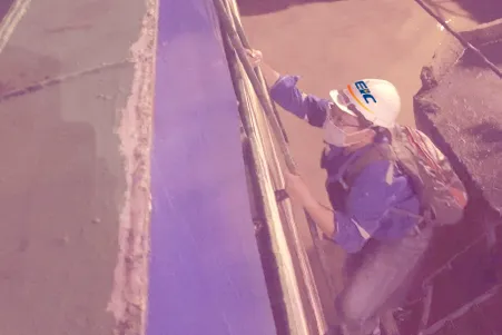 Hình ảnh một kĩ sư - giám định viên của công ty CP Giám Định Năng Lượng Việt Nam (EIC) đang leo lên cao thực hiện công việc.