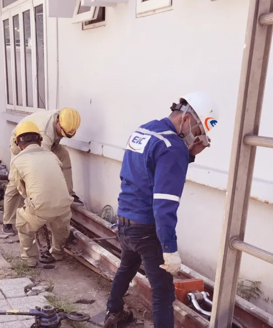 Hình ảnh một thành viên EIC đang làm công việc giám định ngoài dự án.