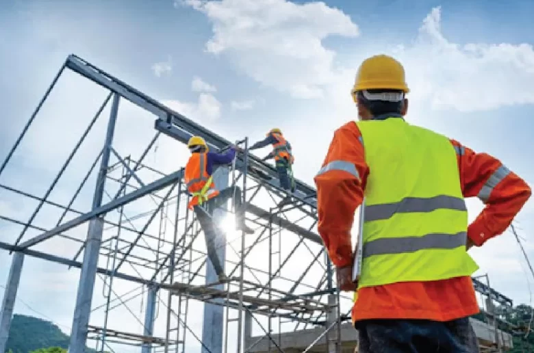 Hình ảnh minh hoạ giám định viên EIC đang thực hiện công việc không ngại khó khăn dưới trời nắng gắt ngoài công trường.