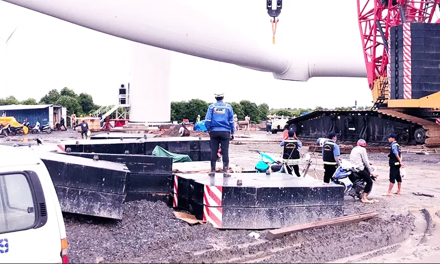 Hình ảnh giám định viên EIC đang thực hiện khảo sát an toàn cẩu hàng lên xe tải, chở ra cảng và xếp xuống xà lan từ cảng Long An đi cảng Cái Cùng – Bạc Liêu.