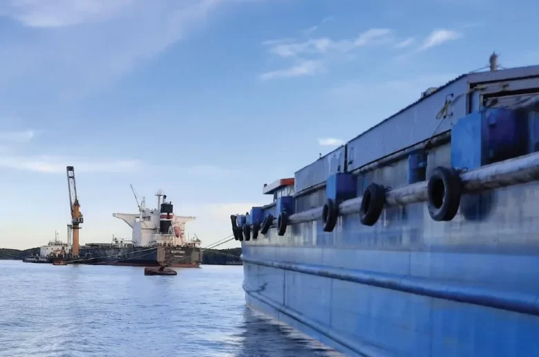 Hình ảnh tàu chở dầu ngoài biển minh hoạ dịch vụ kiểm định, hiệu chuẩn các Tàu chứa Dầu, Xà Lan của công ty EIC.