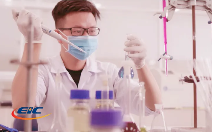 Hình ảnh nhân viên EIC trong phòng thí nghiệm giới thiệu dịch vụ phân tích thử nghiệm của công ty Cổ phần Giám Định Năng Lượng Việt Nam (EIC).
