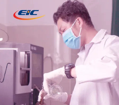 Hình ảnh nhân viên EIC trong phòng thí nghiệm giới thiệu dịch vụ phân tích thử nghiệm của công ty Cổ phần Giám Định Năng Lượng Việt Nam (EIC).