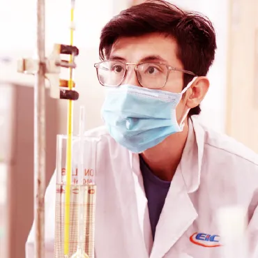 Hình ảnh nhân viên EIC trong phòng thí nghiệm giới thiệu dịch vụ phân tích thử nghiệm của công ty Cổ phần Giám Định Năng Lượng Việt Nam (EIC).