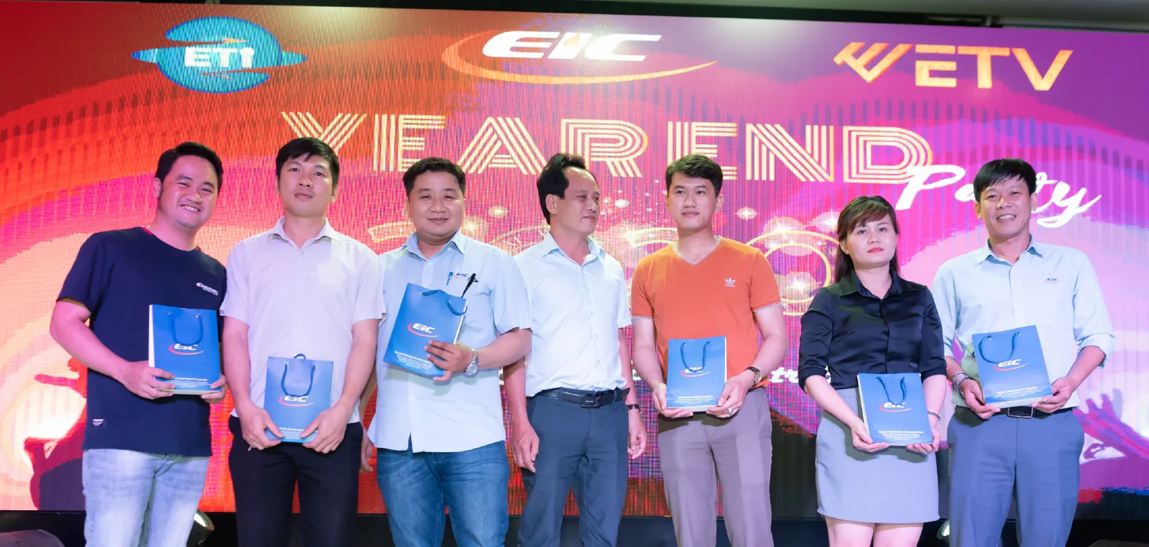 Hình ảnh trao giải cho các thành viên xuất sắc của Công ty Cổ phần Giám Định Năng Lượng Việt Nam (EIC).