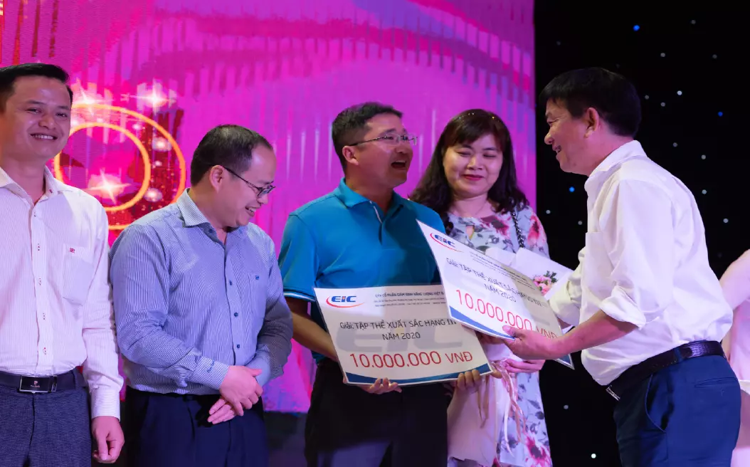 Hình ảnh công ty Cổ phần Giám Định Năng Lượng Việt Nam (EIC) trao giải tập thể xuất sắc.