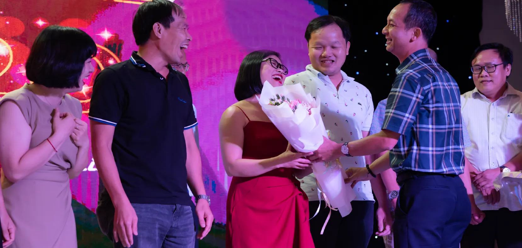 Hình ảnh trao giải cho các thành viên xuất sắc của Công ty Cổ phần Giám Định Năng Lượng Việt Nam (EIC).