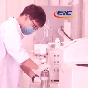 Hình ảnh nhân viên EIC trong phòng thí nghiệm giới thiệu dịch vụ tư vấn đào tạo phân tích thử nghiệm của công ty EIC.