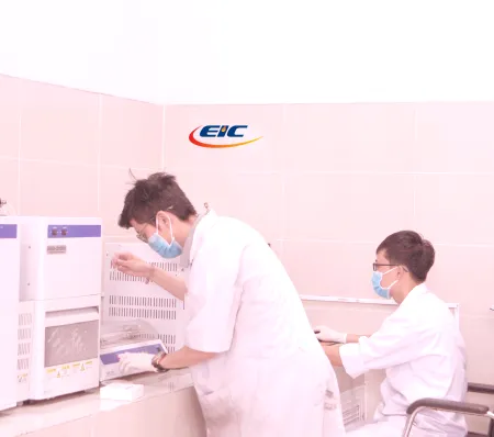 Hình ảnh nhân viên EIC trong phòng thí nghiệm giới thiệu dịch vụ tư vấn đào tạo phân tích thử nghiệm của công ty EIC.