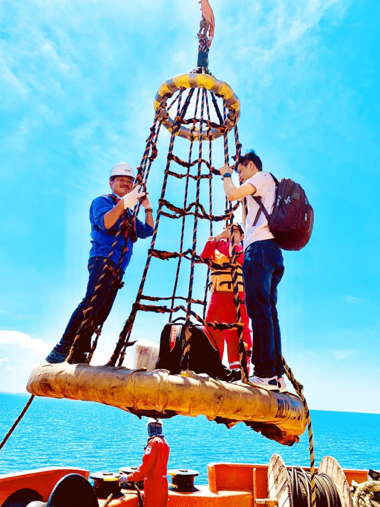 Hình ảnh giám định viên EIC thực hiện công việc giám định tại hiện trường