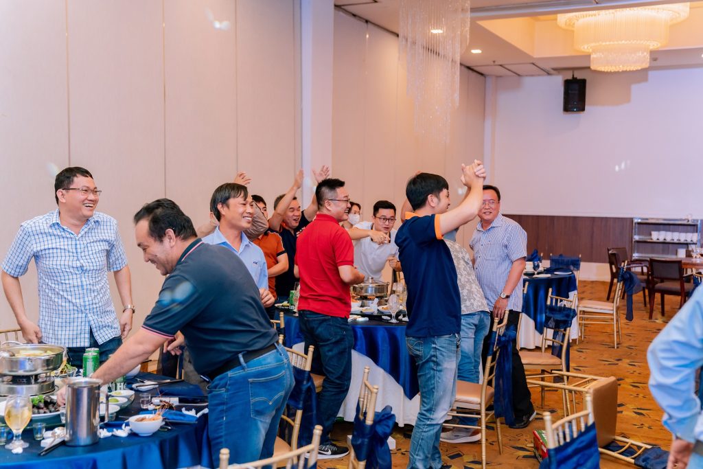 Kết thúc tiệc đầm ấm