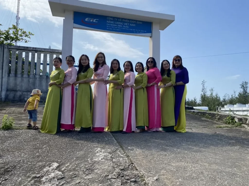 Giao lưu 8 tháng 3 giữa EIC và BSR cùng tà áo dài thướt tha