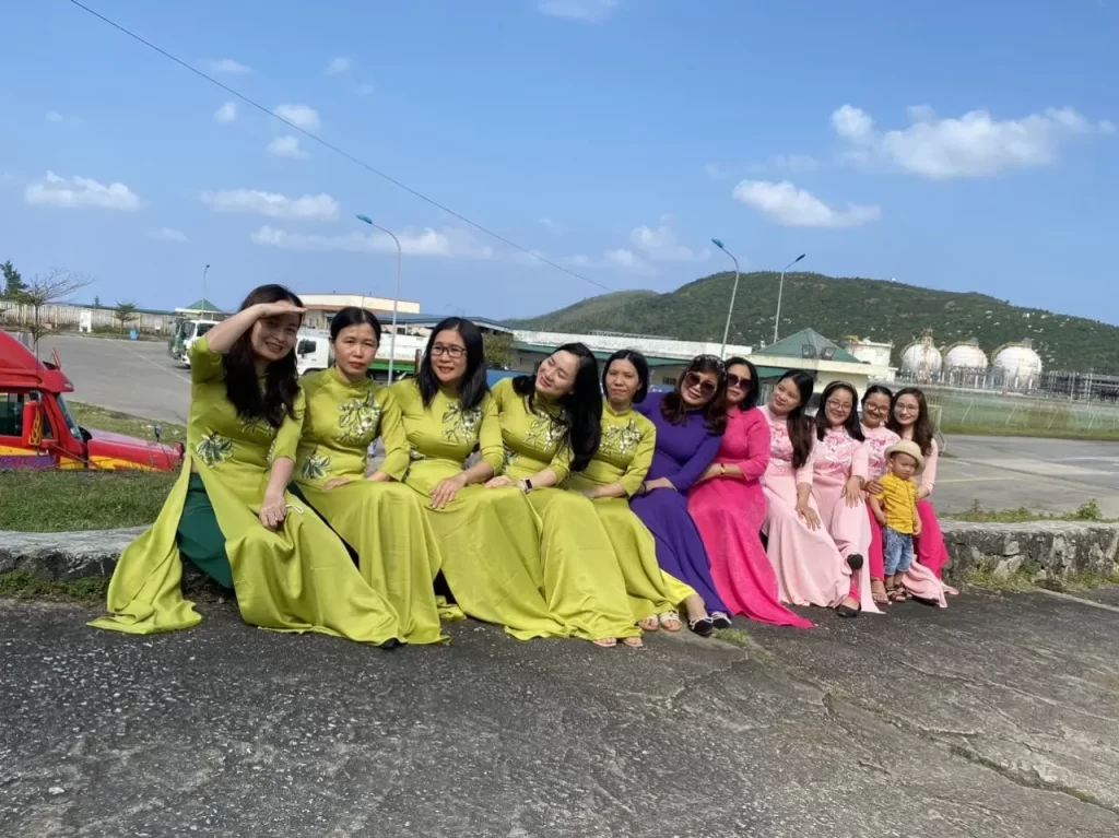 Tà áo dài thướt tha ngày 8 tháng 3 của công ty giám định EIC