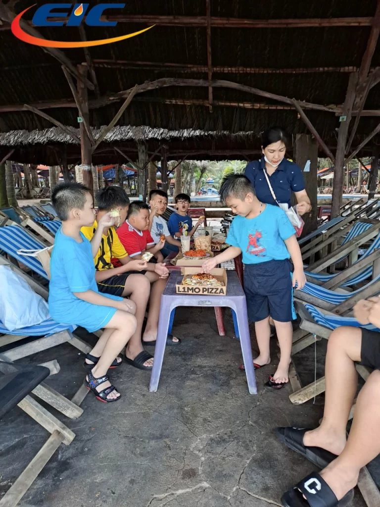 Giây phút thư giãn trong ngày quốc tế thiếu nhi của EIC