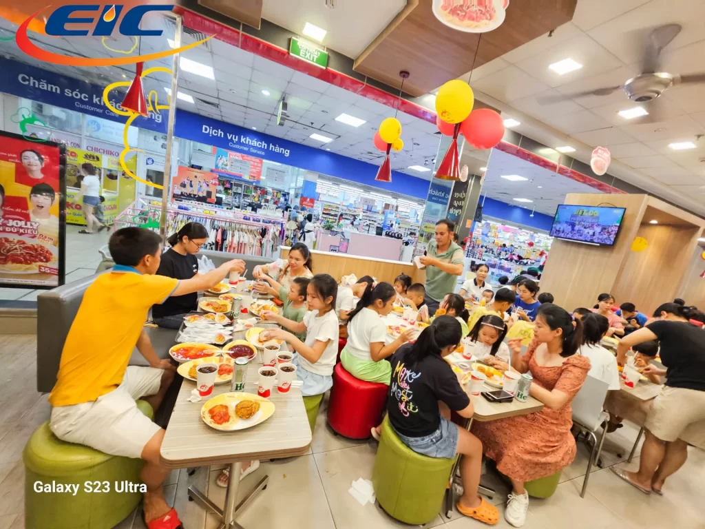 Ăn uống vui chơi của các bé EIC trong ngày Quốc tế thiếu nhi 1-6