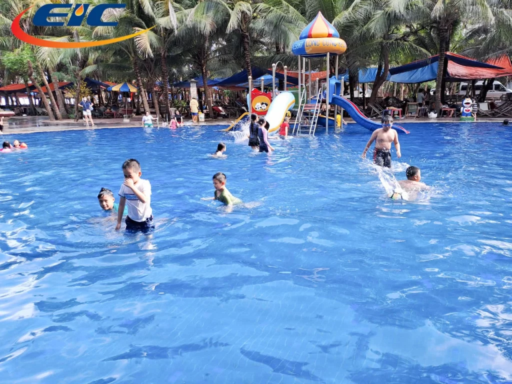 Tung tăng bơi lội trong ngày Quốc tế thiếu nhi của EIC