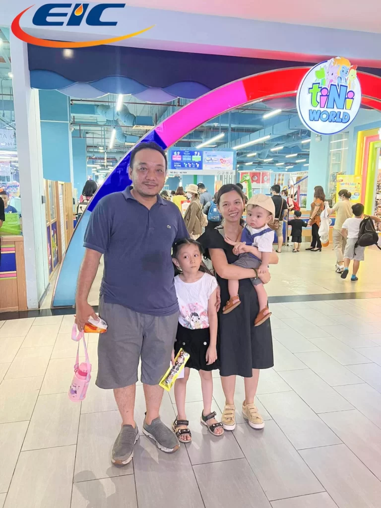 Phụ huynh và các bé đến khu vui chơi trong ngày quốc tế thiếu nhi của EIC