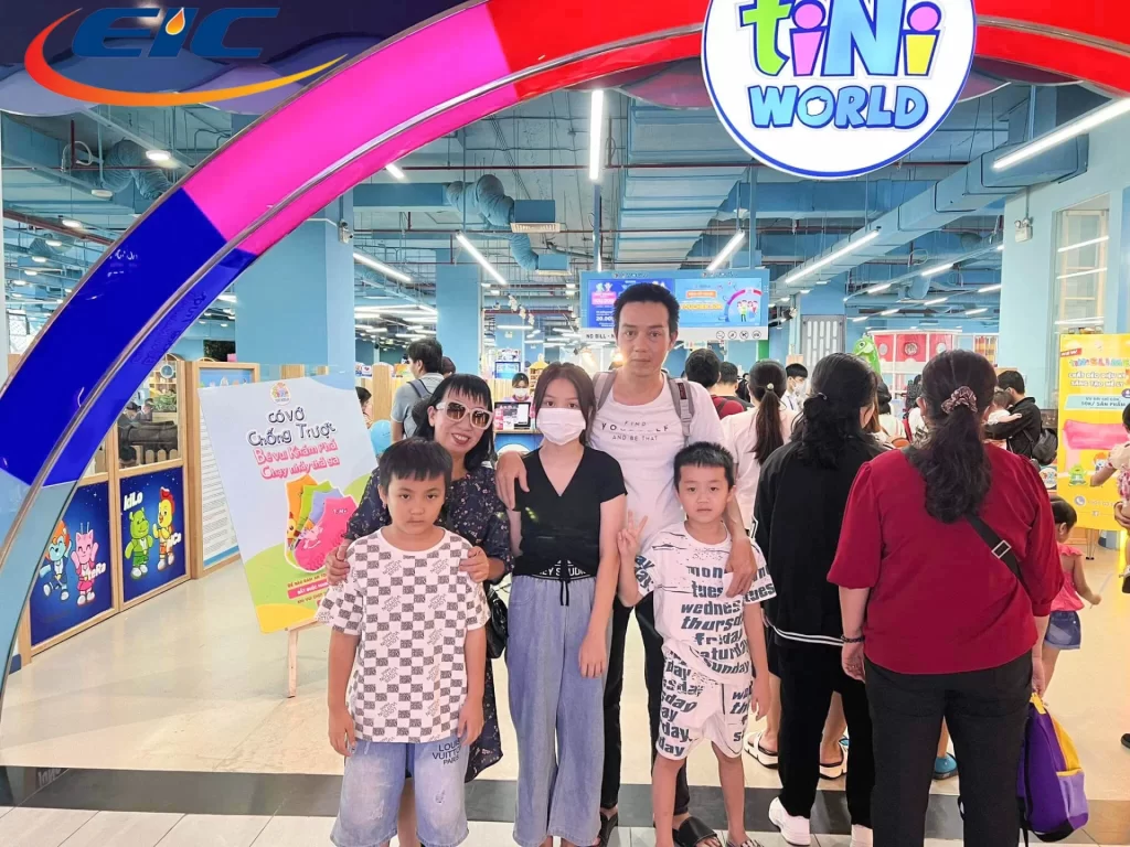 Cả gia đình tham gia vui chơi ngày Quốc tế thiếu nhi của EIC