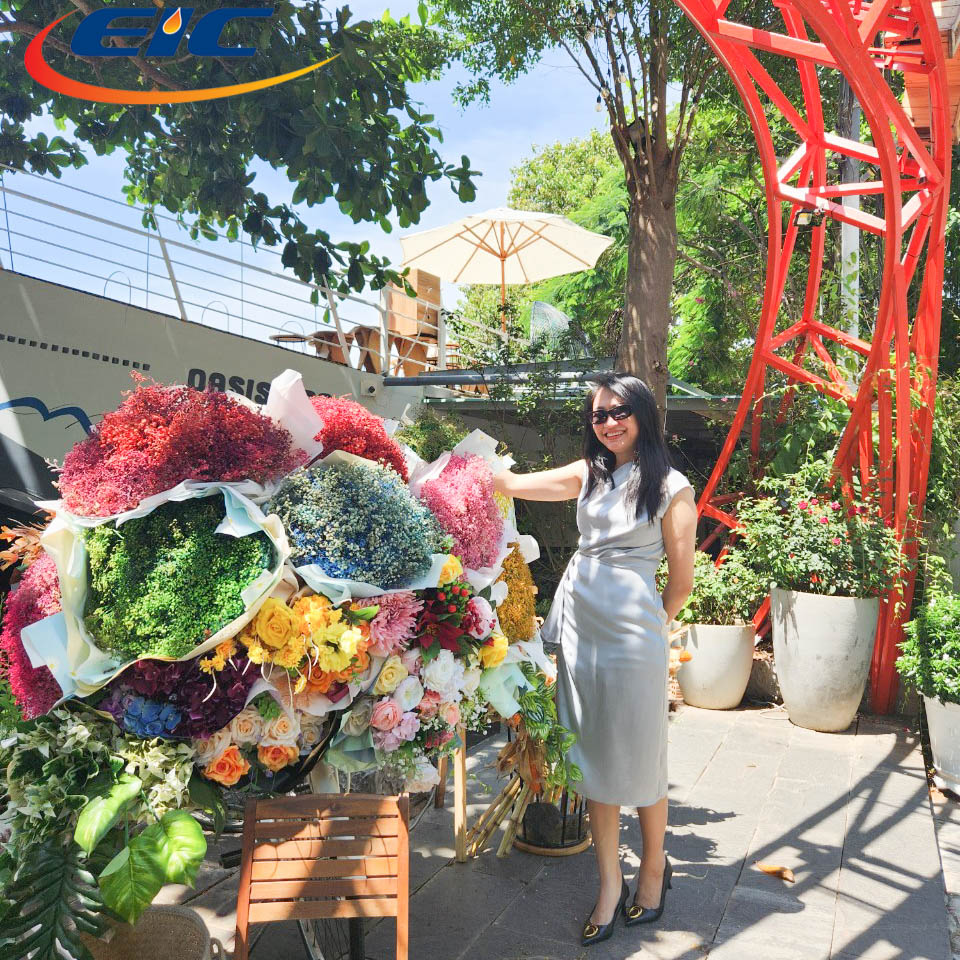 Khoe sắc cùng hoa 20/10 nhân viên EIC