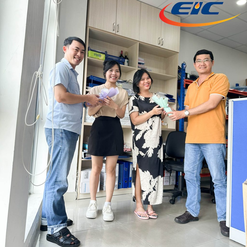 Tặng hoa ngày 20/10 tại EIC