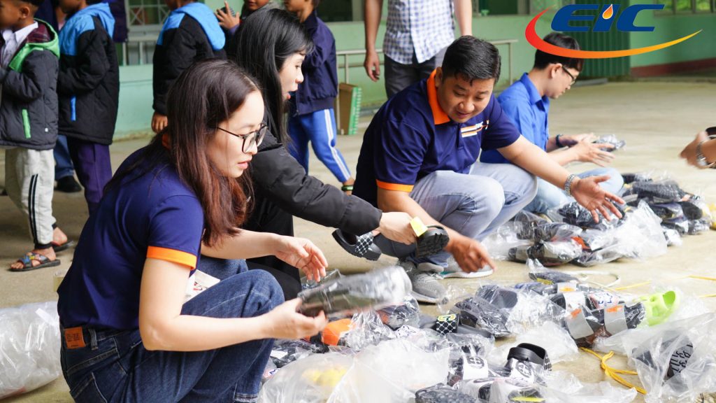 Chuẩn bị quà thiện nguyện của EIC tại trường