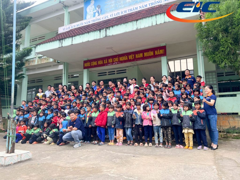 Chụp ảnh lưu niệm thiện nguyện Măng Đen cùng nhà trường