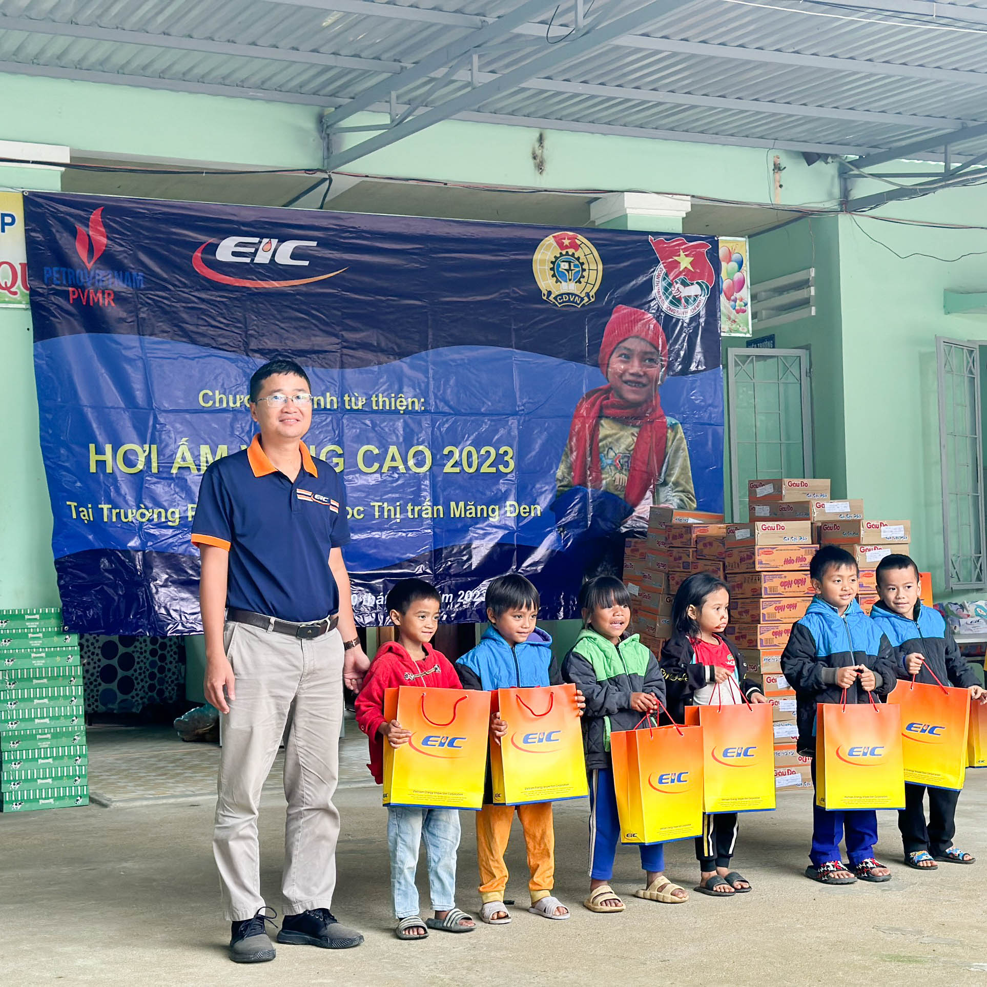 Chụp ảnh lưu niệm trao quà cho các bé vùng cao của EIC