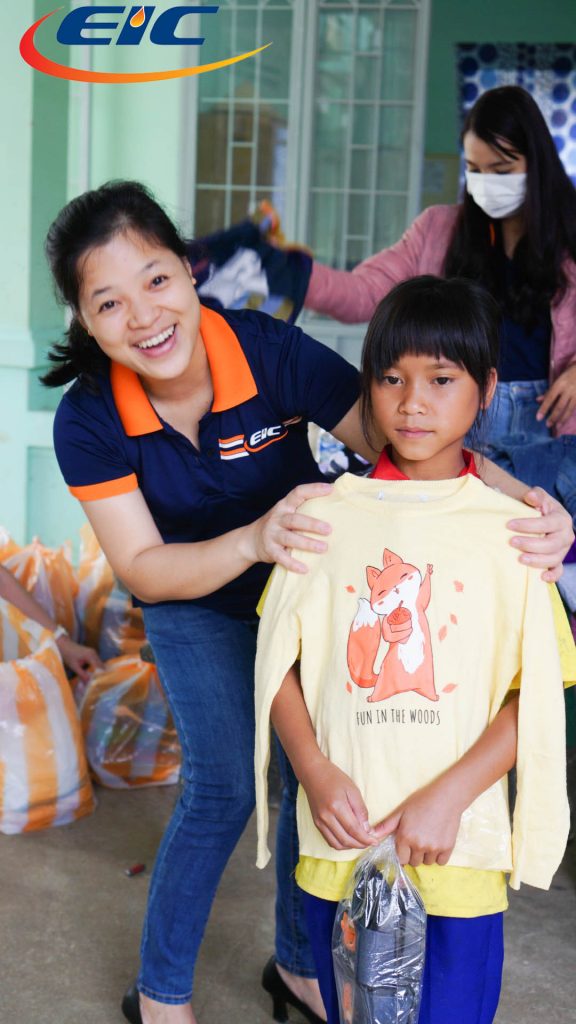 Tặng quà thiện nguyện của EIC cho các bé