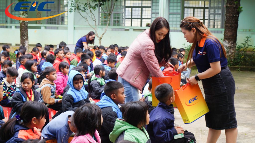 Trao quà thiện nguyện của EIC cho các bé