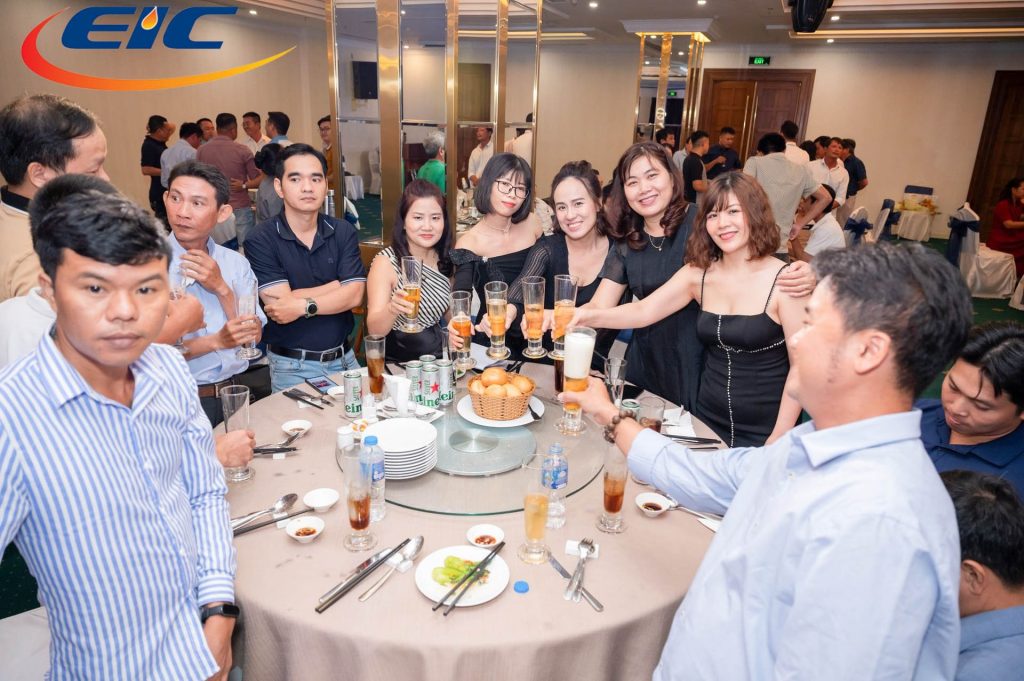 Các phòng ban nhân sự của Công ty EIC nâng ly chúc mừng