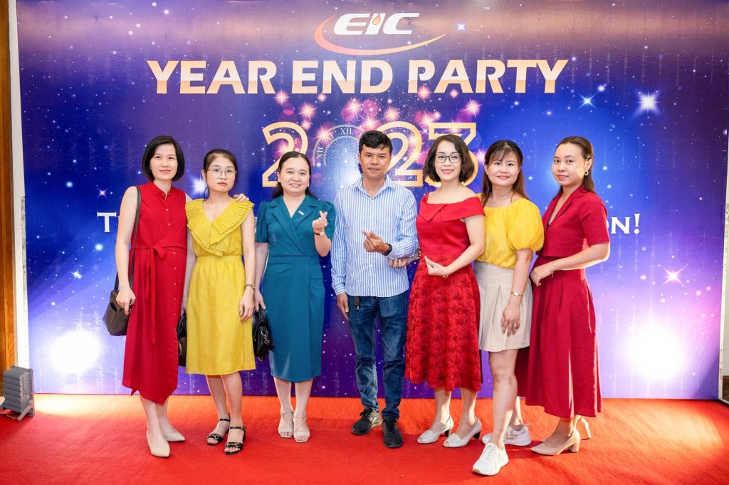 Chụp ảnh lưu niệm nhân sự EIC ngày tất niên