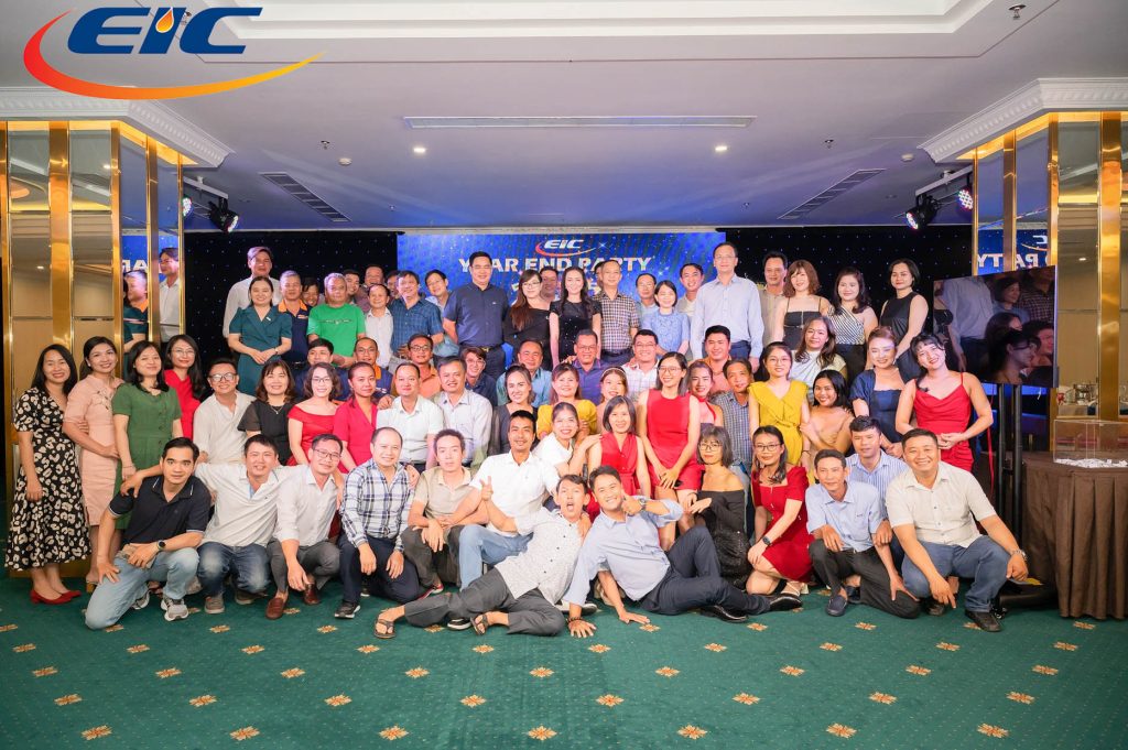 Tập thể công ty EIC chụp ảnh lưu niệm ngày tất niên