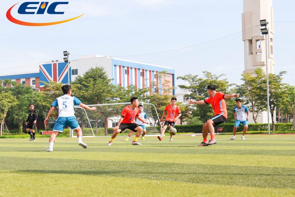 Các vận động viên EIC tham gia môn bóng đá tại hội thao PVMR lần VI năm 2024