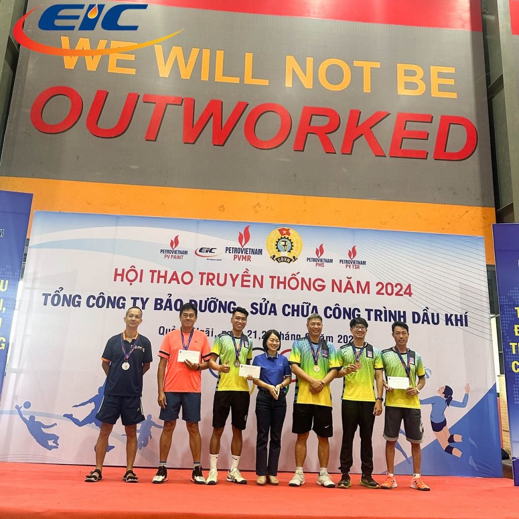 Giải bạc tennis được trao cho vận động viên EIC tại hội thao PVMR lần VI năm 2024