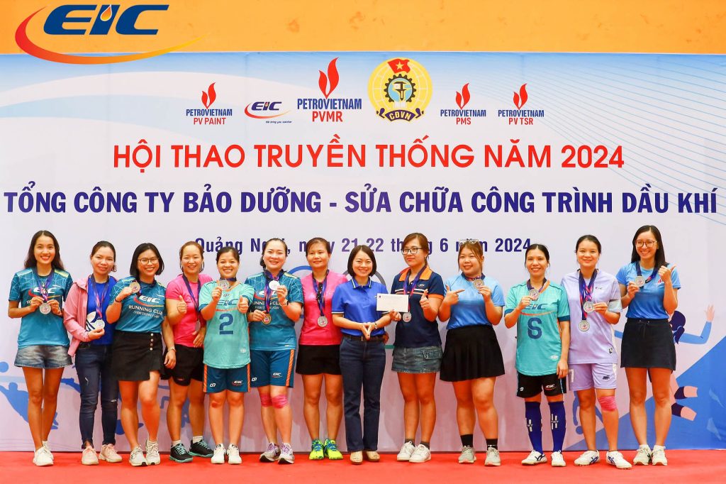 Tập thể nữ EIC và giải thưởng tại hội thao PVMR lần VI năm 2024